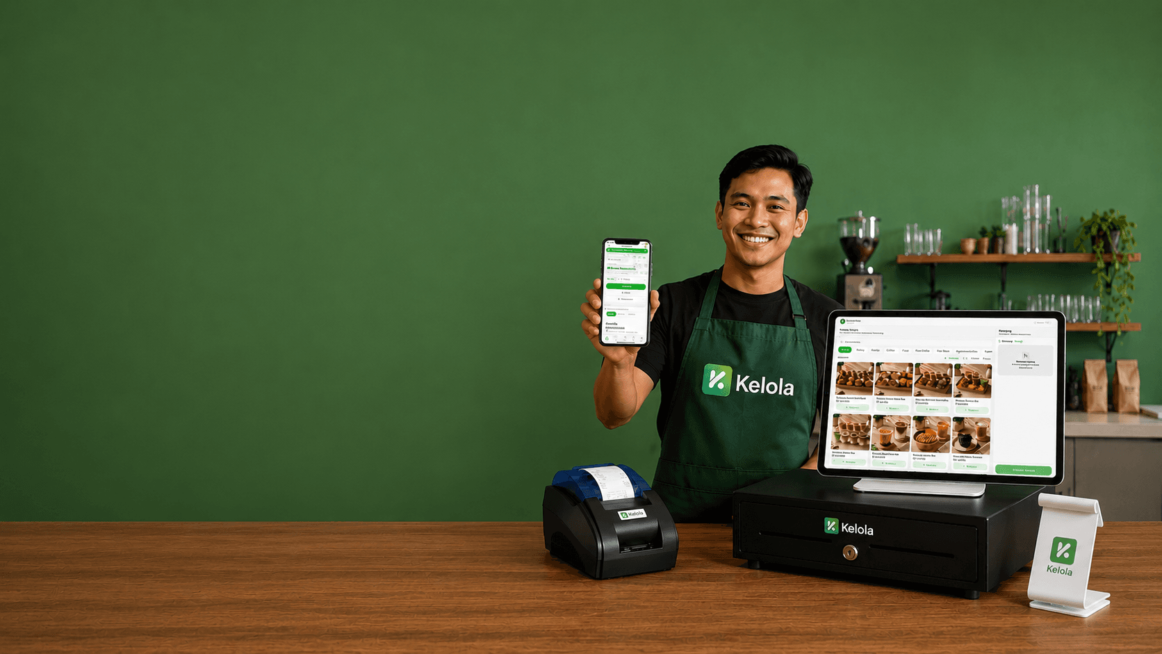 Pemilik usaha F&B menggunakan Kelola: POS tablet, printer struk, laci uang, dan dashboard di HP
